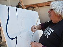 Sam Thöni im Atelier am malen