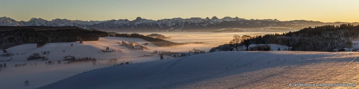 Blick von Wickartswil über Enggistein auf die Stockhornkette